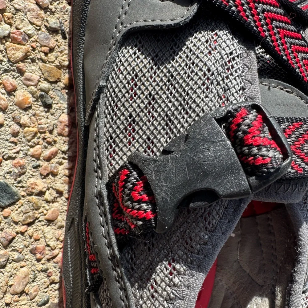 LUC Keen Kids SZ. 5 big kids Gray Sneakers with Reds slip on arch support - Picture 7 of 9